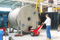 Un Power Pusher spinge un grande magnete MRI montato su pattini